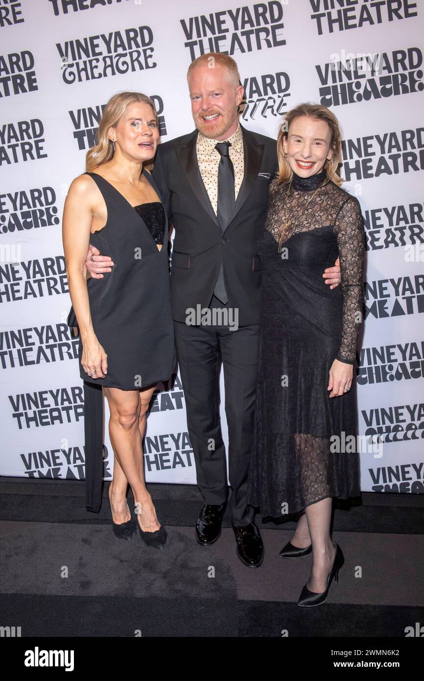 New York, Usa. Februar 2024. Celia Keenan Bolger, Jesse Tyler Ferguson und Sarah Saltzberg nehmen an der Gala zum 41. Jahrestag des Vineyard Theatre 2024 zu Ehren des Schauspielers Jesse Tyler Ferguson im Edison Ballroom in New York Teil. Quelle: SOPA Images Limited/Alamy Live News Stockfoto