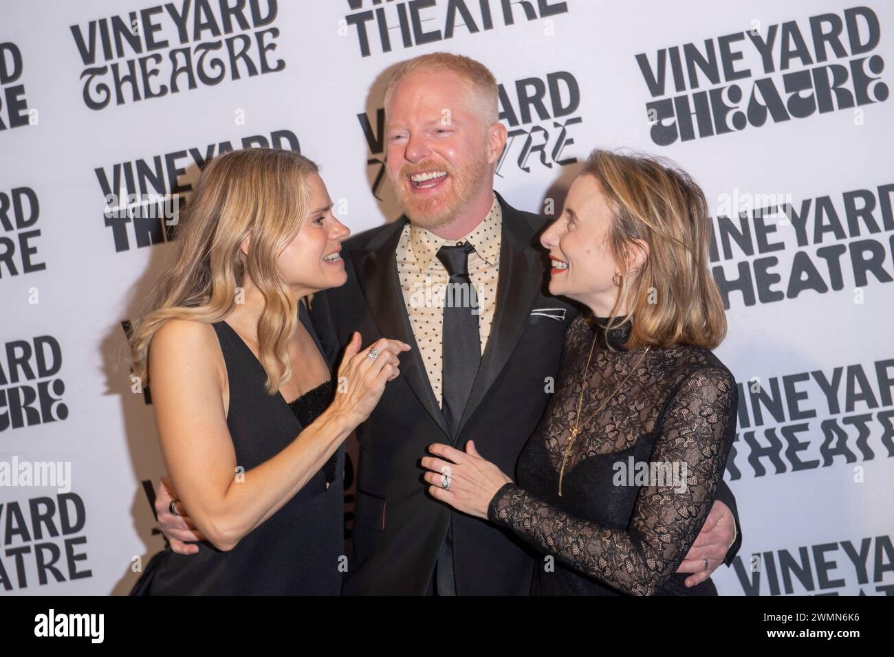 New York, Usa. Februar 2024. Celia Keenan Bolger, Jesse Tyler Ferguson und Sarah Saltzberg nehmen an der Gala zum 41. Jahrestag des Vineyard Theatre 2024 zu Ehren des Schauspielers Jesse Tyler Ferguson im Edison Ballroom in New York Teil. Quelle: SOPA Images Limited/Alamy Live News Stockfoto