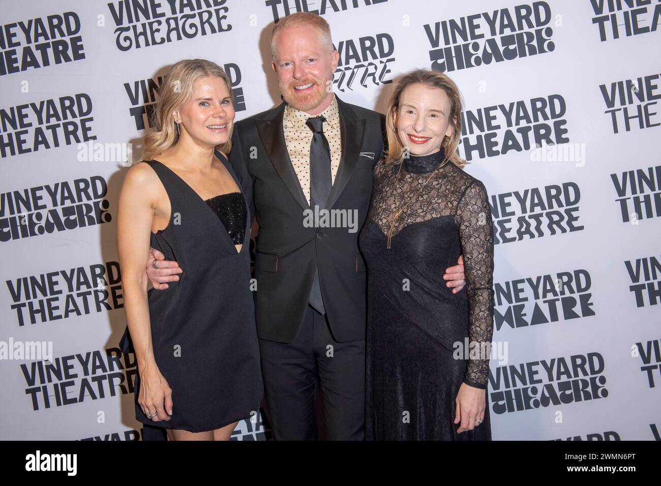 New York, Usa. Februar 2024. Celia Keenan Bolger, Jesse Tyler Ferguson und Sarah Saltzberg nehmen an der Gala zum 41. Jahrestag des Vineyard Theatre 2024 zu Ehren des Schauspielers Jesse Tyler Ferguson im Edison Ballroom in New York Teil. Quelle: SOPA Images Limited/Alamy Live News Stockfoto