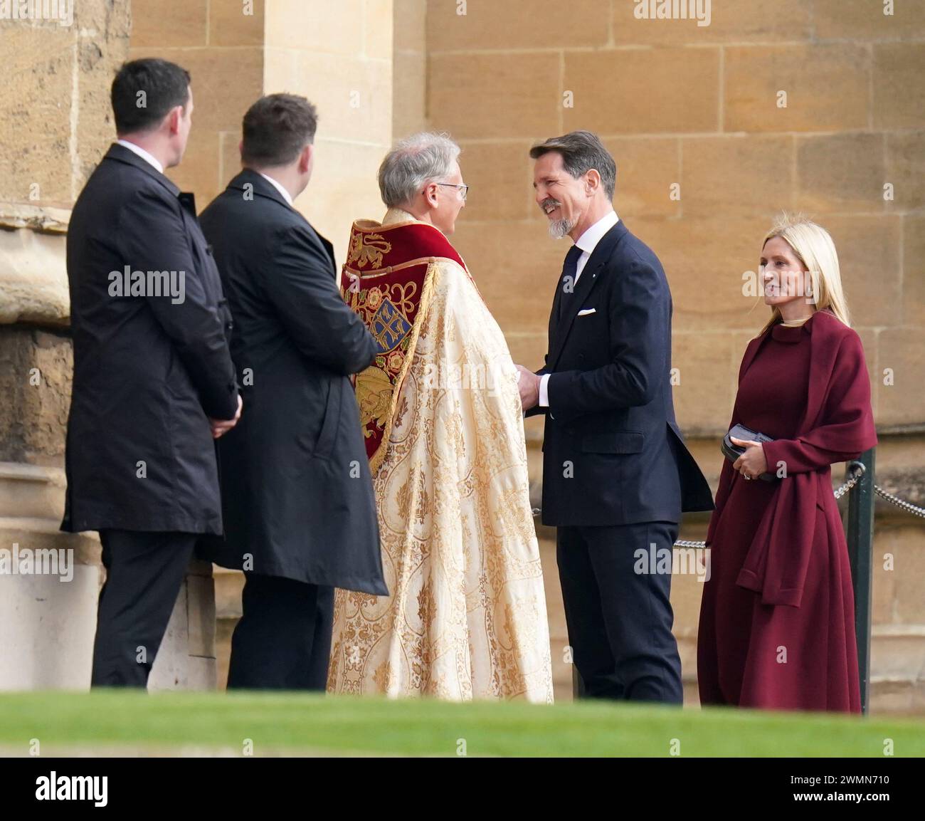 Prinz Pavlos, Kronprinz von Griechenland, Prinz von Dänemark RE, und Marie-Chantal, Kronprinzessin von Griechenland, Prinzessin von Dänemark, werden bei einem Danksagungsgottesdienst für das Leben von König Konstantin von den Hellenen in der St. George's Chapel in Windsor Castle, Berkshire, begrüßt. Bilddatum: Dienstag, 27. Februar 2024. Stockfoto