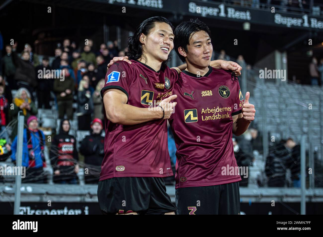 Aarhus, Dänemark. Februar 2024. Cho GUE-sung (L) und Han-Beom Lee (R) vom FC Midtjylland nach dem 3F Superliga-Spiel zwischen Aarhus GF und FC Midtjylland im Ceres Park in Aarhus. (Foto: Gonzales Foto - Morten Kjaer). Stockfoto