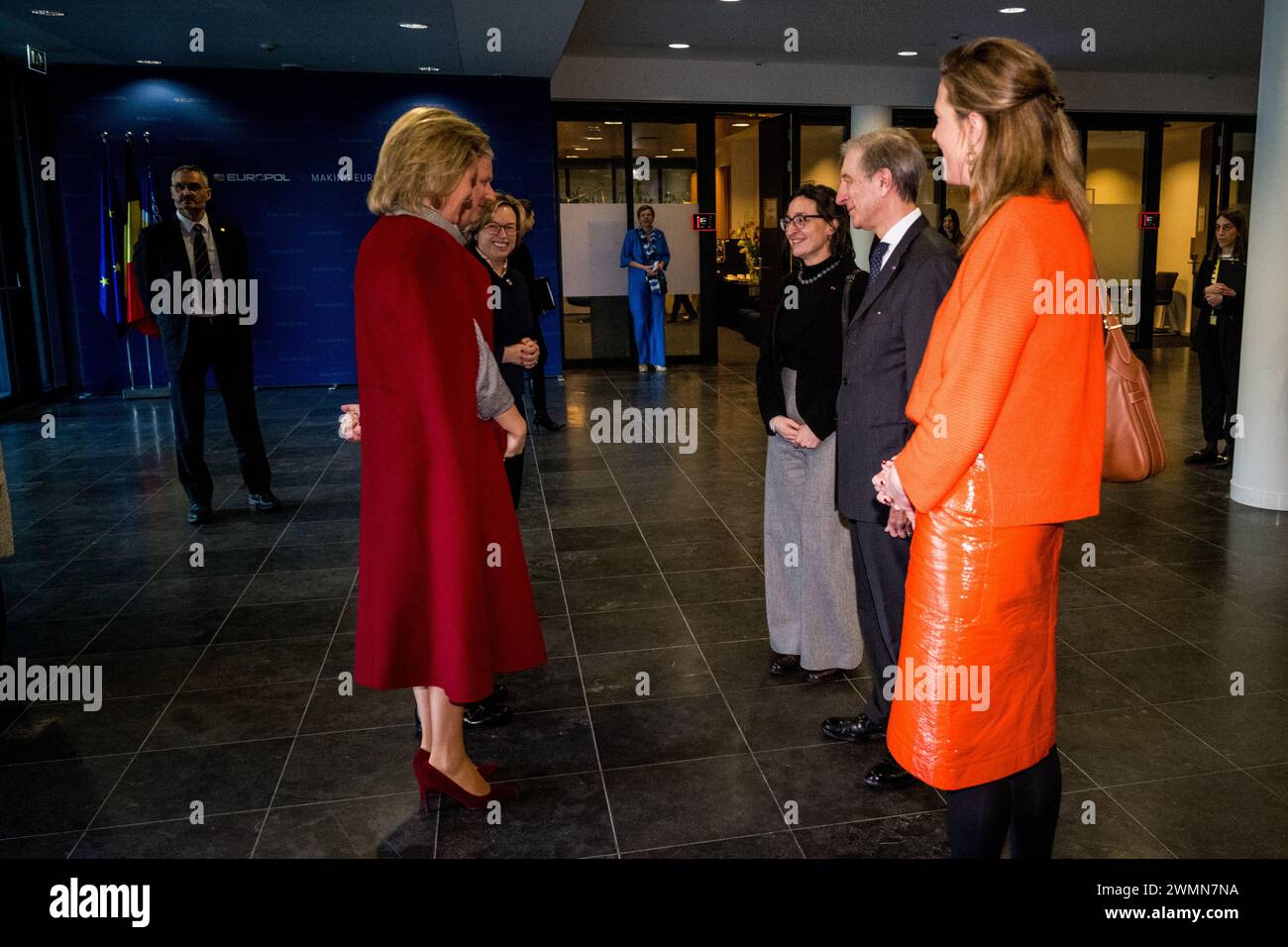 Den Haag, Niederlande. Februar 2024. König Philippe - Filip von Belgien, Königin Mathilde von Belgien und Innenminister Annelies Verlinden, Bild bei einem königlichen Besuch im Europol-Hauptquartier in den Haag, Niederlande, am Dienstag, den 27. Februar 2024. Europol ist die Europäische Polizeiagentur, die die Mitgliedstaaten der Europäischen Union bei der Verhütung und Bekämpfung aller Formen der schweren organisierten und internationalen Kriminalität, der Cyberkriminalität und des Terrorismus unterstützen soll. Quelle: Belga News Agency/Alamy Live News Stockfoto