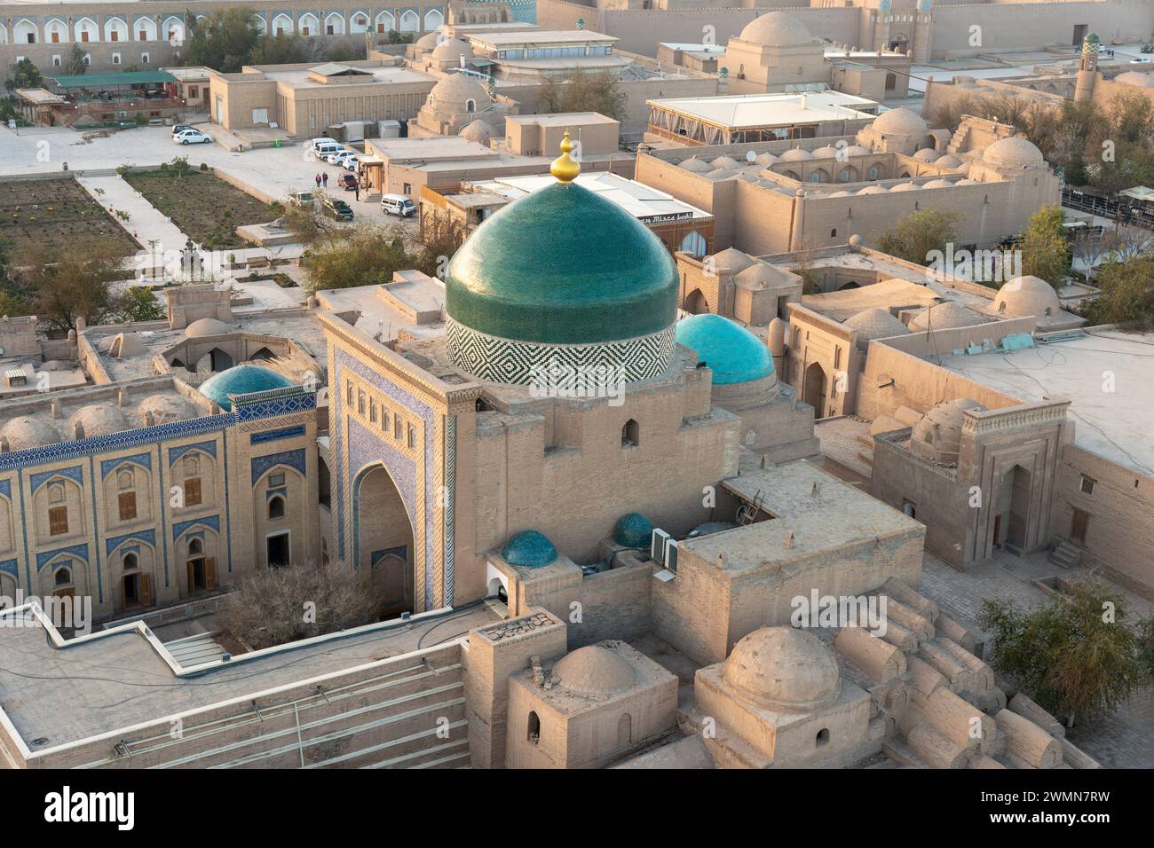 Historische Gebäude von Chiwa (Usbekistan) von oben. Das Gebäude mit grüner Kuppel ist das Mausoleum von Pahlavan Mahmoud. Vordergrund: Mazar-i-Sharif Madrasah Stockfoto