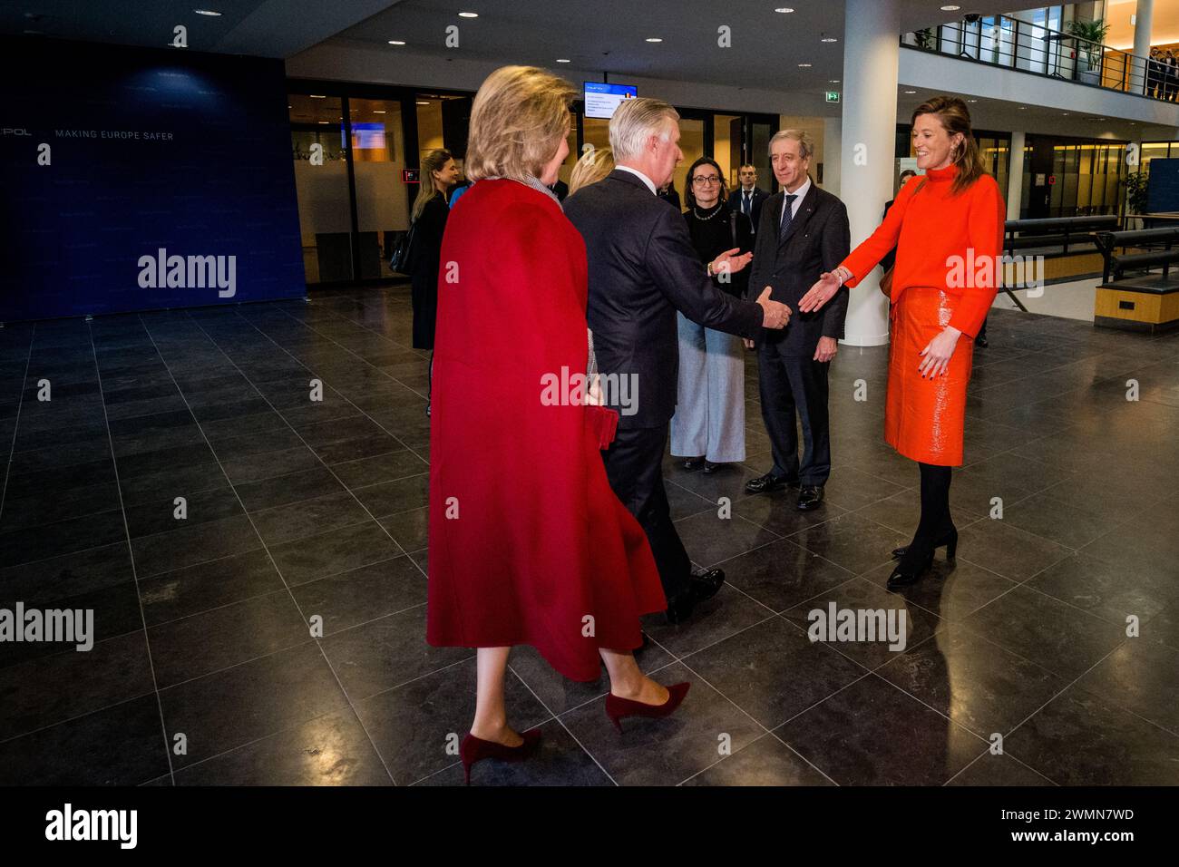 Den Haag, Niederlande. Februar 2024. König Philippe - Filip von Belgien, Königin Mathilde von Belgien und Innenminister Annelies Verlinden, Bild bei einem königlichen Besuch im Europol-Hauptquartier in den Haag, Niederlande, am Dienstag, den 27. Februar 2024. Europol ist die Europäische Polizeiagentur, die die Mitgliedstaaten der Europäischen Union bei der Verhütung und Bekämpfung aller Formen der schweren organisierten und internationalen Kriminalität, der Cyberkriminalität und des Terrorismus unterstützen soll. Quelle: Belga News Agency/Alamy Live News Stockfoto
