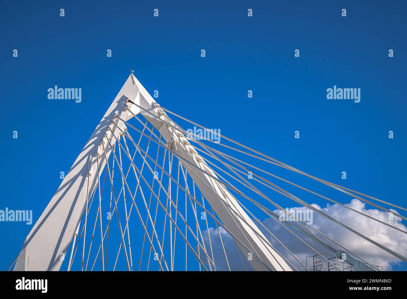 Die weißen Kabel, die mit der Brücke verbunden sind, auf dem Display. Stockfoto