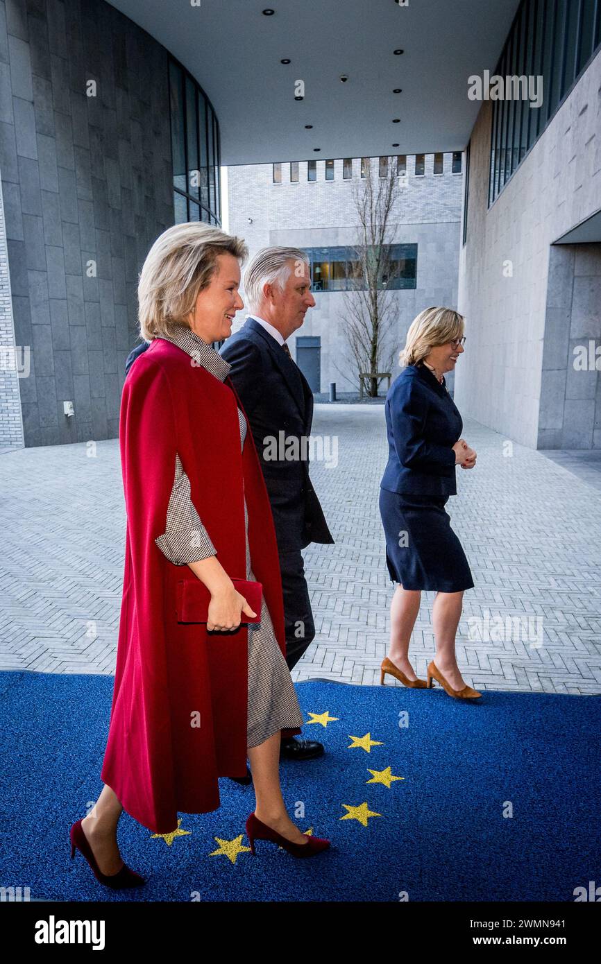 Den Haag, Niederlande. Februar 2024. Königin Mathilde von Belgien, König Philippe - Filip von Belgien und Exekutivdirektorin von Europol Catherine de Bolle, Bild bei einem königlichen Besuch im Europol-Hauptquartier in den Haag, Niederlande, am Dienstag, den 27. Februar 2024. Europol ist die Europäische Polizeiagentur, die die Mitgliedstaaten der Europäischen Union bei der Verhütung und Bekämpfung aller Formen der schweren organisierten und internationalen Kriminalität, der Cyberkriminalität und des Terrorismus unterstützen soll. Quelle: Belga News Agency/Alamy Live News Stockfoto