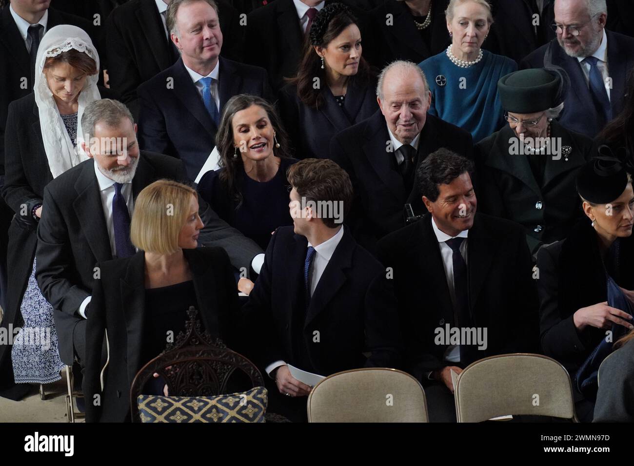 (Erste Reihe von links nach rechts) Prinzessin Olympia von Griechenland, Prinz Achilleas von Griechenland, Carlos Morales und Prinzessin Tatiana von Griechenland sowie (zweite Reihe von links nach rechts) König Felipe von Spanien, Königin Letizia von Spanien, König Juan Carlos von Spanien und Prinzessin Benedikte von Dänemark nehmen an einem Dankesgottesgottesdienst für das Leben von König Konstantin von den Hellenen in der St. George's Chapel in Windsor Castle, Berkshire, Teil. Bilddatum: Dienstag, 27. Februar 2024. Stockfoto