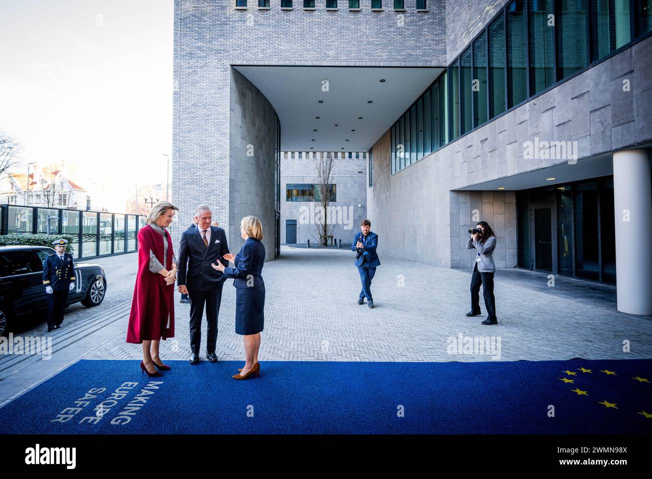 Den Haag, Niederlande. Februar 2024. Königin Mathilde von Belgien, König Philippe - Filip von Belgien und Exekutivdirektorin von Europol Catherine de Bolle, Bild bei einem königlichen Besuch im Europol-Hauptquartier in den Haag, Niederlande, am Dienstag, den 27. Februar 2024. Europol ist die Europäische Polizeiagentur, die die Mitgliedstaaten der Europäischen Union bei der Verhütung und Bekämpfung aller Formen der schweren organisierten und internationalen Kriminalität, der Cyberkriminalität und des Terrorismus unterstützen soll. Quelle: Belga News Agency/Alamy Live News Stockfoto