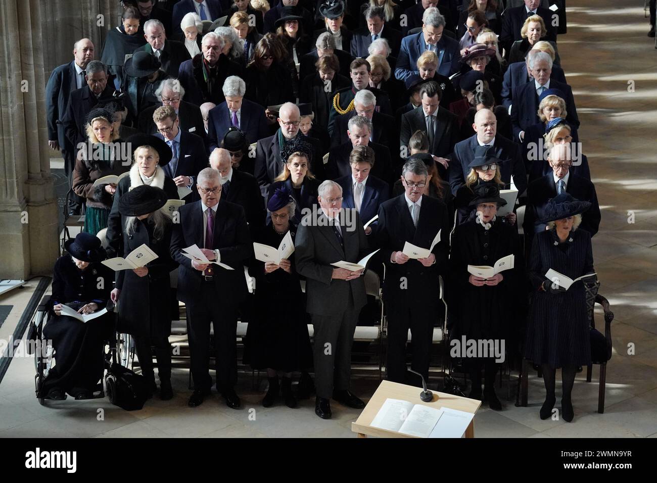 (Erste Reihe links nach rechts) Prinzessin Alexandra die ehrenwerte Dame von Ogilvy, Marina Ogilvy, Prinz Andrew der Herzog von York, Herzogin von Gloucester, Herzog von Gloucester, Admiral Sir Tim Laurence, Prinzessin Royal und Königin Camilla die Herzogin von Gloucester, der Herzog von Gloucester, Admiral Sir Tim Laurence, die Prinzessin Royal und Königin Camilla nehmen an einem Dankgottesdienst für das Leben von König Konstantin von den Hellenen in der St. George's Chapel in Windsor Castle, Berkshire, Teil. Bilddatum: Dienstag, 27. Februar 2024. Stockfoto