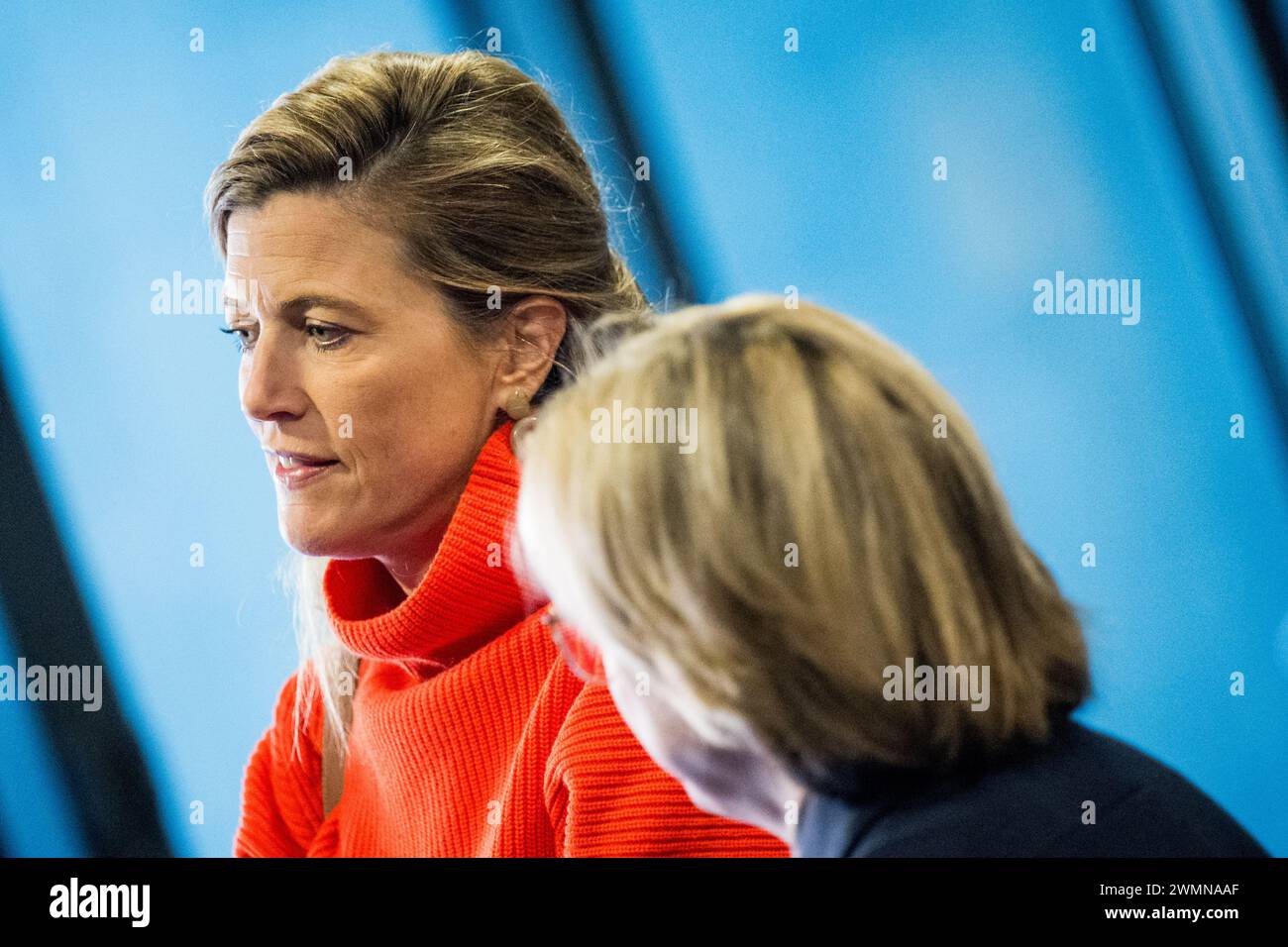 Den Haag, Niederlande. Februar 2024. Innenministerin Annelies Verlinden und die Exekutivdirektorin von Europol Catherine de Bolle wurden am Dienstag, den 27. Februar 2024, bei einem königlichen Besuch im Europol-Hauptquartier in den Haag, Niederlande, dargestellt. Europol ist die Europäische Polizeiagentur, die die Mitgliedstaaten der Europäischen Union bei der Verhütung und Bekämpfung aller Formen der schweren organisierten und internationalen Kriminalität, der Cyberkriminalität und des Terrorismus unterstützen soll. Quelle: Belga News Agency/Alamy Live News Stockfoto