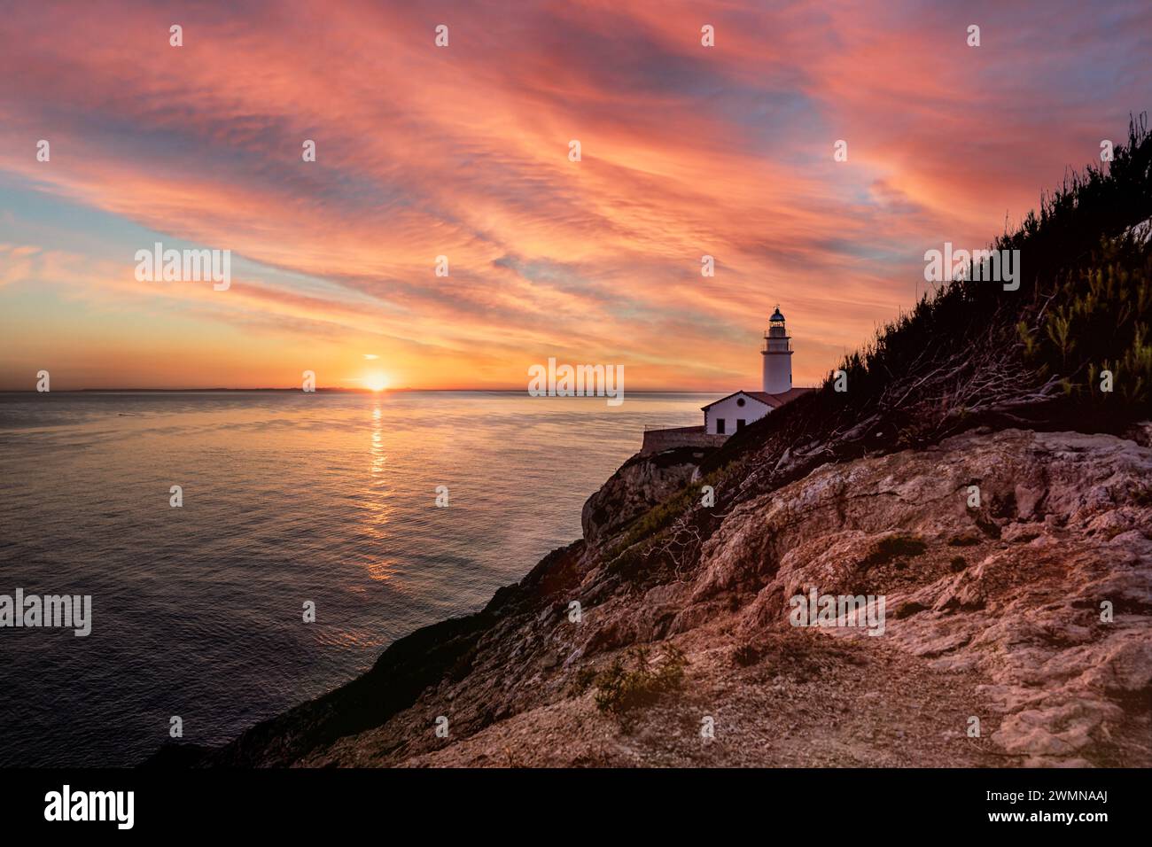 Ein Sonnenuntergang am Leuchtturm von Capdepera in Cala Ratjada Stockfoto