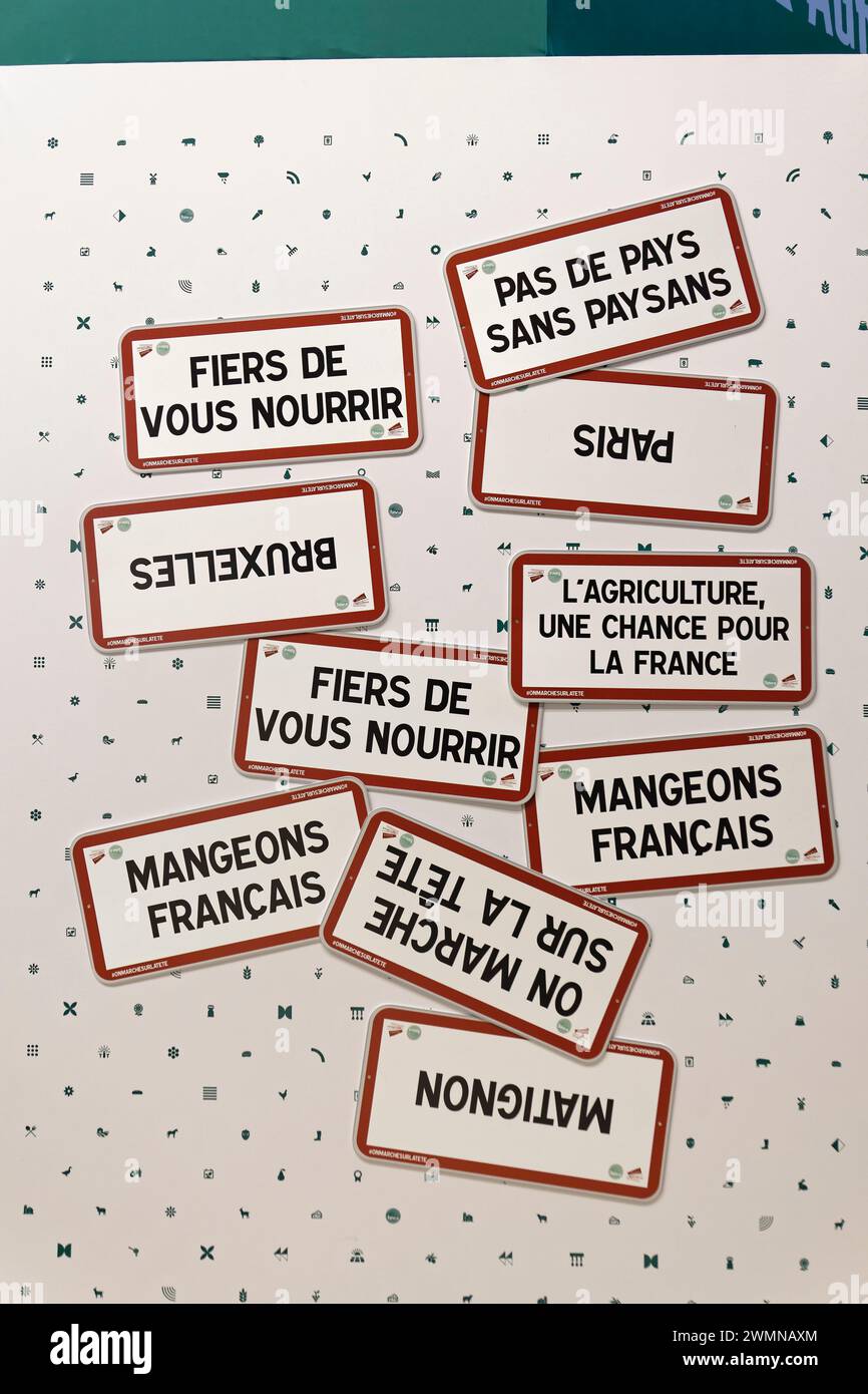 Paris, Frankreich. Februar 2024. Bauern demonstrieren während der Eröffnung der 60. Landwirtschaftsausstellung durch den französischen Präsidenten Emmanuel Macron bei der Ex Stockfoto