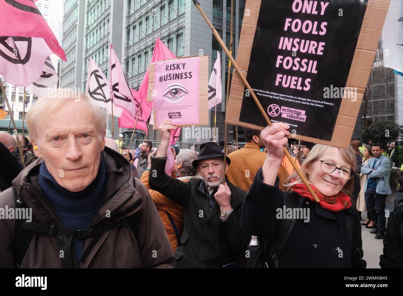 London, Großbritannien. Februar 2024. Protest durch Extinction Rebellion, um „unsere Zukunft zu versichern“. Einer von einer Reihe von Protesten gegen Unternehmen, die weltweit Projekte für fossile Brennstoffe versichern. Quelle: Joao Daniel Pereira/Alamy Live News Stockfoto