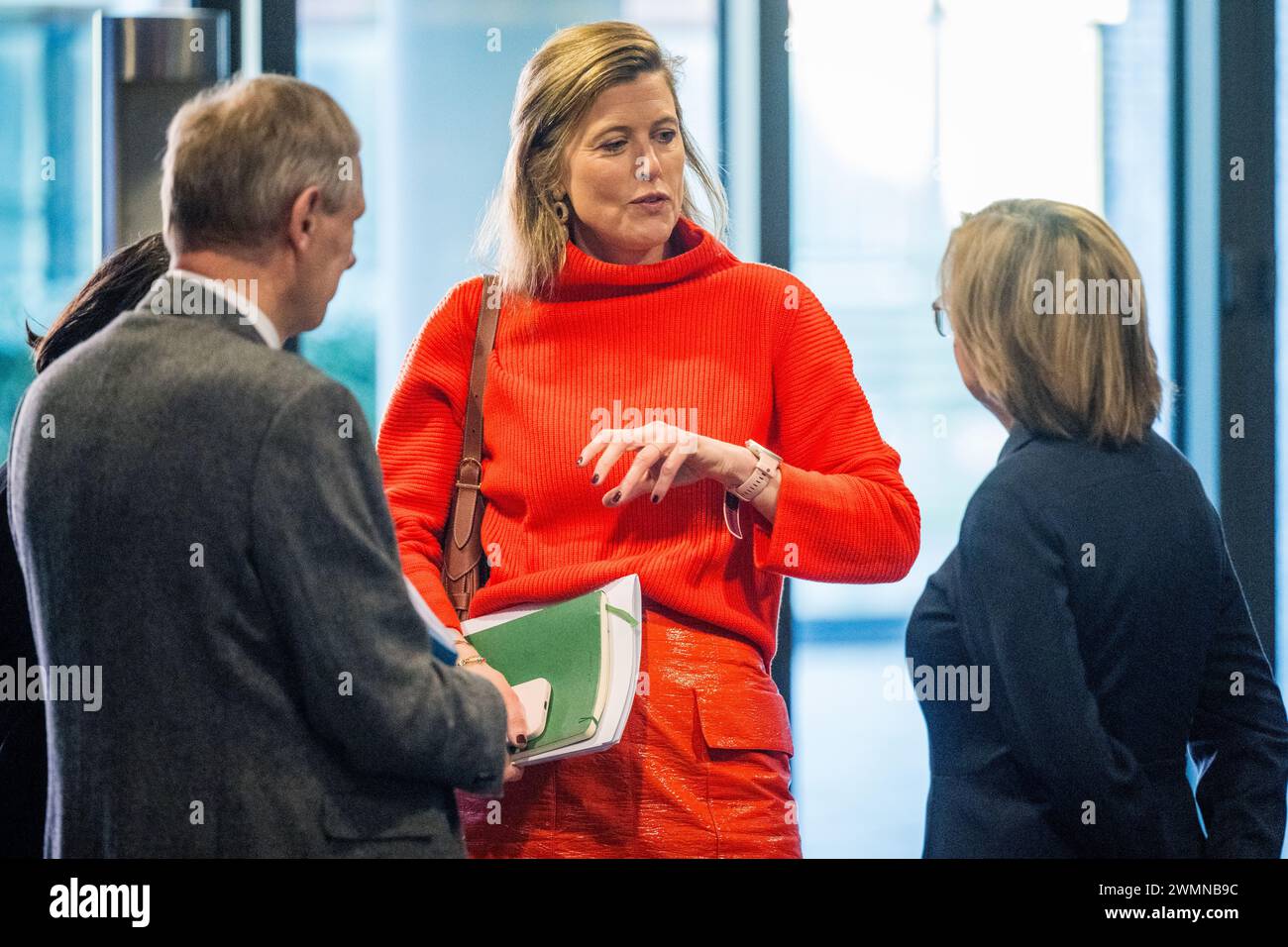 Den Haag, Niederlande. Februar 2024. Innenministerin Annelies Verlinden und die Exekutivdirektorin von Europol Catherine de Bolle wurden am Dienstag, den 27. Februar 2024, bei einem königlichen Besuch im Europol-Hauptquartier in den Haag, Niederlande, dargestellt. Europol ist die Europäische Polizeiagentur, die die Mitgliedstaaten der Europäischen Union bei der Verhütung und Bekämpfung aller Formen der schweren organisierten und internationalen Kriminalität, der Cyberkriminalität und des Terrorismus unterstützen soll. Quelle: Belga News Agency/Alamy Live News Stockfoto