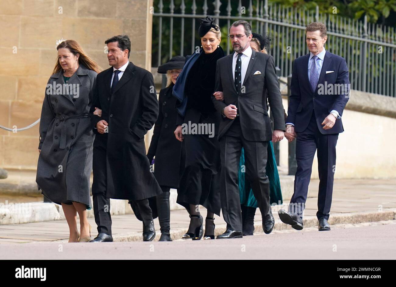 Prinzessin Alexia von Griechenland und Dänemark (links) und Prinz Nikolaos von Griechenland und Dänemark (zweite rechts) und seine Frau Prinzessin Tatiana von Griechenland und Dänemark nehmen an einem Dankesgottesgottesgottesdienst für das Leben von König Konstantin von den Hellenen in der St. George's Chapel in Windsor Castle, Berkshire, Teil. Bilddatum: Dienstag, 27. Februar 2024. Stockfoto