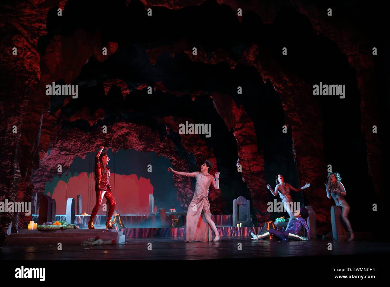 Regine Zimmermann, Caner Sunar, Abak Safaei-Rad, Daria von Loewenich und Katrija Lehmann, v.l., während der Fotoprobe für das Stück Ulrike Maria Stuart im Deutschen Theater in Berlin, 26. Februar 2024. // Königinnendrama von Elfriede Jelinek. Regie Pinar Karabulut. Bühne Michela Flück. Kostüme Claudia Irro. Premiere ist am 28. Februar 2024. Deutsches Theater Berlin Ulrike Maria Stuart *** Regine Zimmermann, Caner Sunar, Abak Safaei Rad, Daria von Loewenich und Katrija Lehmann, von links, während der Fotoprobe für das Stück Ulrike Maria Stuart am Deutschen Theater Berlin, 26. Februar Stockfoto