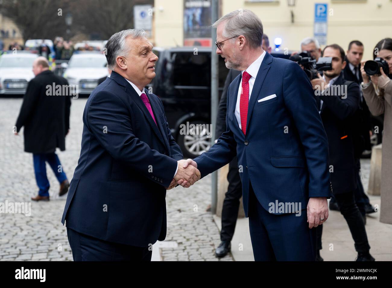 Prag, Tschechische Republik. Februar 2024. Der tschechische Premierminister Petr Fiala (rechts) schüttelt mit dem ungarischen Ministerpräsidenten Viktor Orban (links) während des Treffens der Ministerpräsidenten aus vier (V4) Ländern in Prag am 27. Februar 2024 den Handschlag. Quelle: Ondrej Deml/CTK Photo/Alamy Live News Stockfoto