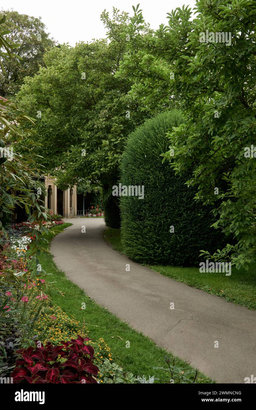 Beschaulicher Natur-Rückzugsort: Erkundung der ruhigen Parklandschaften, friedliche Outdoor-Ausflugsziele und üppiges Grün. Der ruhige Park verlässt die Natur Stockfoto