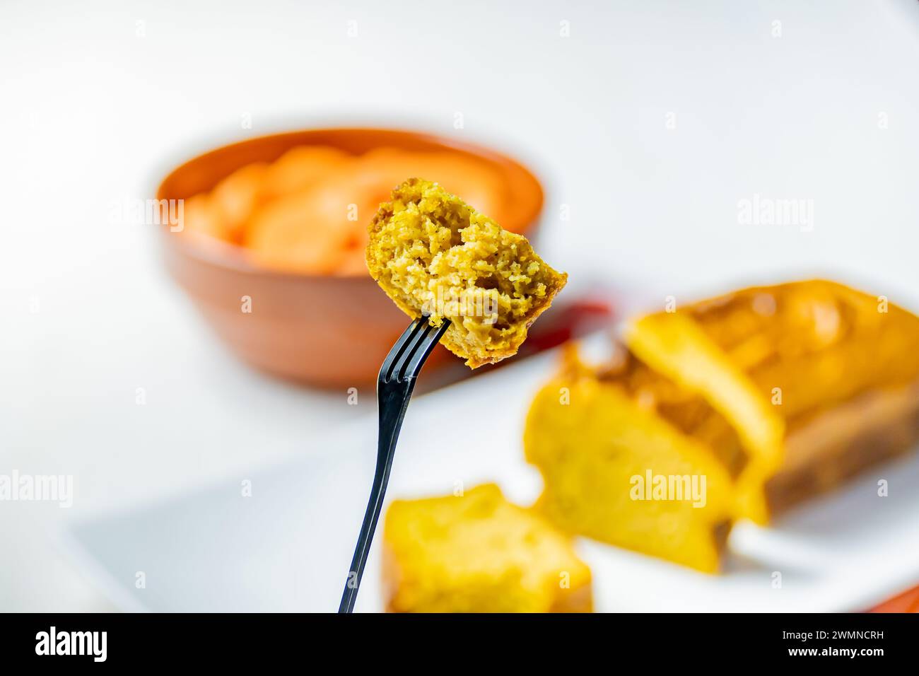 Nahaufnahme eines Stücks Karottenkuchen auf einer Dessertgabel. Stockfoto