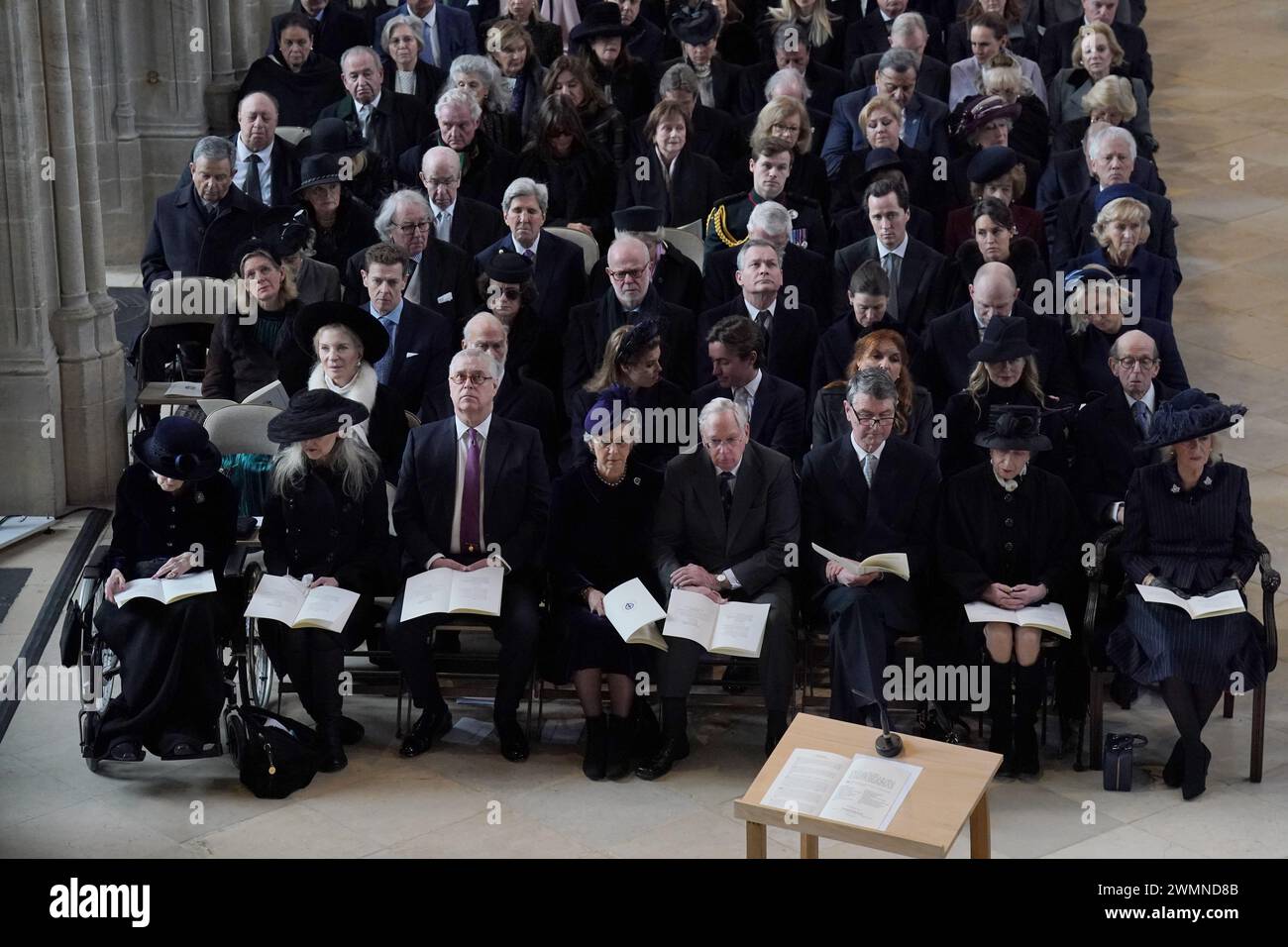 (Erste Reihe links nach rechts) Prinzessin Alexandra die ehrenwerte Dame von Ogilvy, Marina Ogilvy, Prinz Andrew der Herzog von York, die Herzogin von Gloucester, der Herzog von Gloucester, Admiral Sir Tim Laurence, die Prinzessin Royal, Königin Camilla und (zweite Reihe links nach rechts) Prinzessin Michael von Kent, Prinz Michael von Kent, Prinzessin Beatrice, Edoardo Mapelli mozzi, Sarah Duchess of York, Lady Helen Taylor und der Herzog von Kent nehmen an einem Danksagungsgottesdienst für das Leben von König Konstantin von den Hellenen in der St. George's Chapel in Windsor Castle, Berkshire, Teil. Bilddatum: Dienstag, 27. Februar 2024. Stockfoto