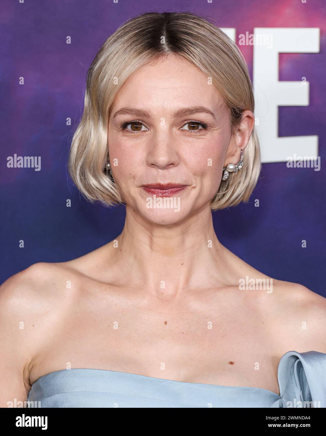 Hollywood, Usa. Februar 2024. HOLLYWOOD, LOS ANGELES, KALIFORNIEN, USA - 26. FEBRUAR: Carey Mulligan mit Valentino-Kleid und Bulgari-Schmuck kommt bei der Los Angeles Special Screening von Netflix 'Spaceman' am 26. Februar 2024 im Egyptian Theatre Hollywood in Hollywood, Los Angeles, Kalifornien, USA. (Foto: Xavier Collin/Image Press Agency) Credit: Image Press Agency/Alamy Live News Stockfoto