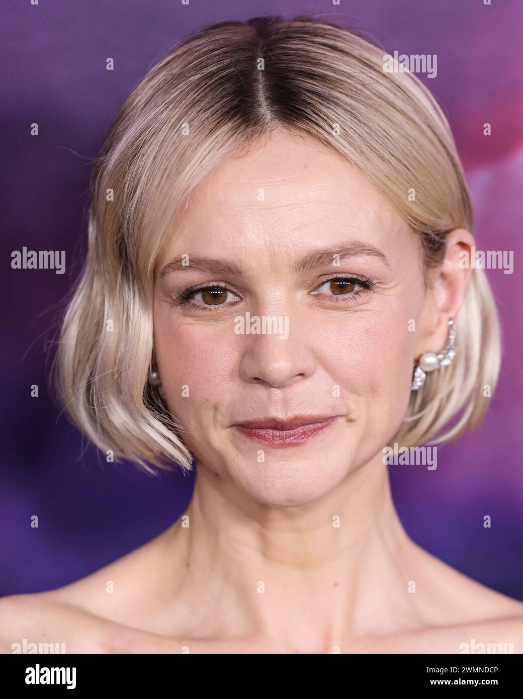 Hollywood, Usa. Februar 2024. HOLLYWOOD, LOS ANGELES, KALIFORNIEN, USA - 26. FEBRUAR: Carey Mulligan mit Valentino-Kleid und Bulgari-Schmuck kommt bei der Los Angeles Special Screening von Netflix 'Spaceman' am 26. Februar 2024 im Egyptian Theatre Hollywood in Hollywood, Los Angeles, Kalifornien, USA. (Foto: Xavier Collin/Image Press Agency) Credit: Image Press Agency/Alamy Live News Stockfoto