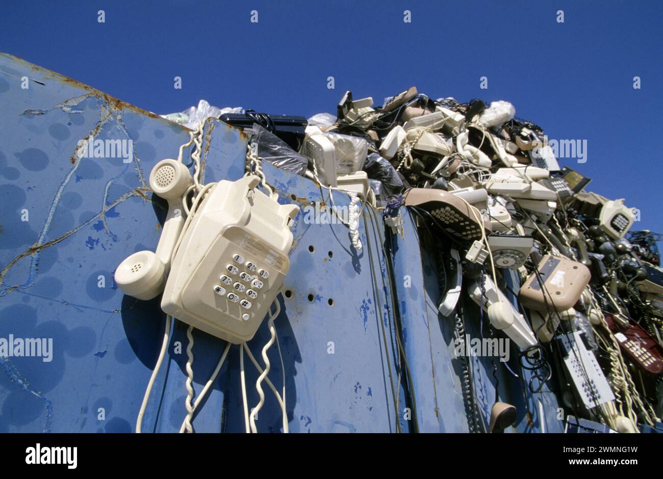 Nachhaltige Entwicklung Recycling von Elektronik Computern Chips Industriemüll entwertet vieux-Telefone Stockfoto