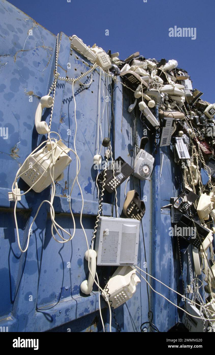 Nachhaltige Entwicklung Recycling von Elektronik Computern Chips Industriemüll entwertet vieux-Telefone Stockfoto