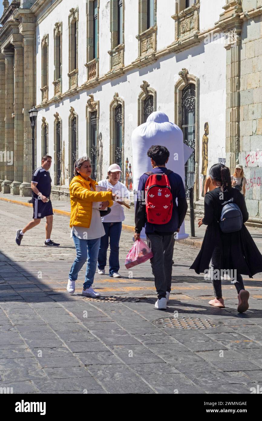 Oaxaca, Mexiko - Gesundheitspersonal geht durch die Straßen und verteilt im Rahmen ihres Kampfes gegen sexuell übertragbare Krankheiten kostenlose Kondome. Sie waren Ach Stockfoto