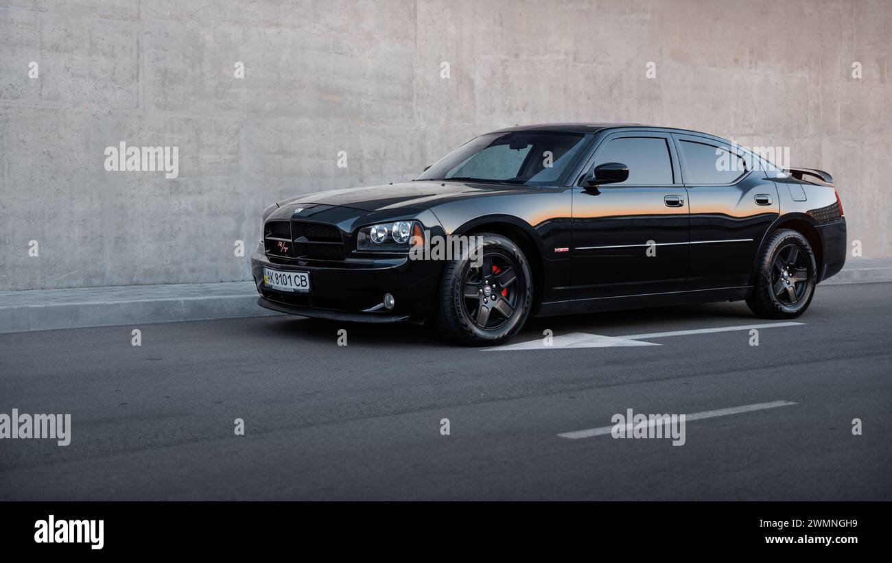 Black Dodge Charger RT Limousine vor Betonwand. Dreiviertelansicht Stockfoto