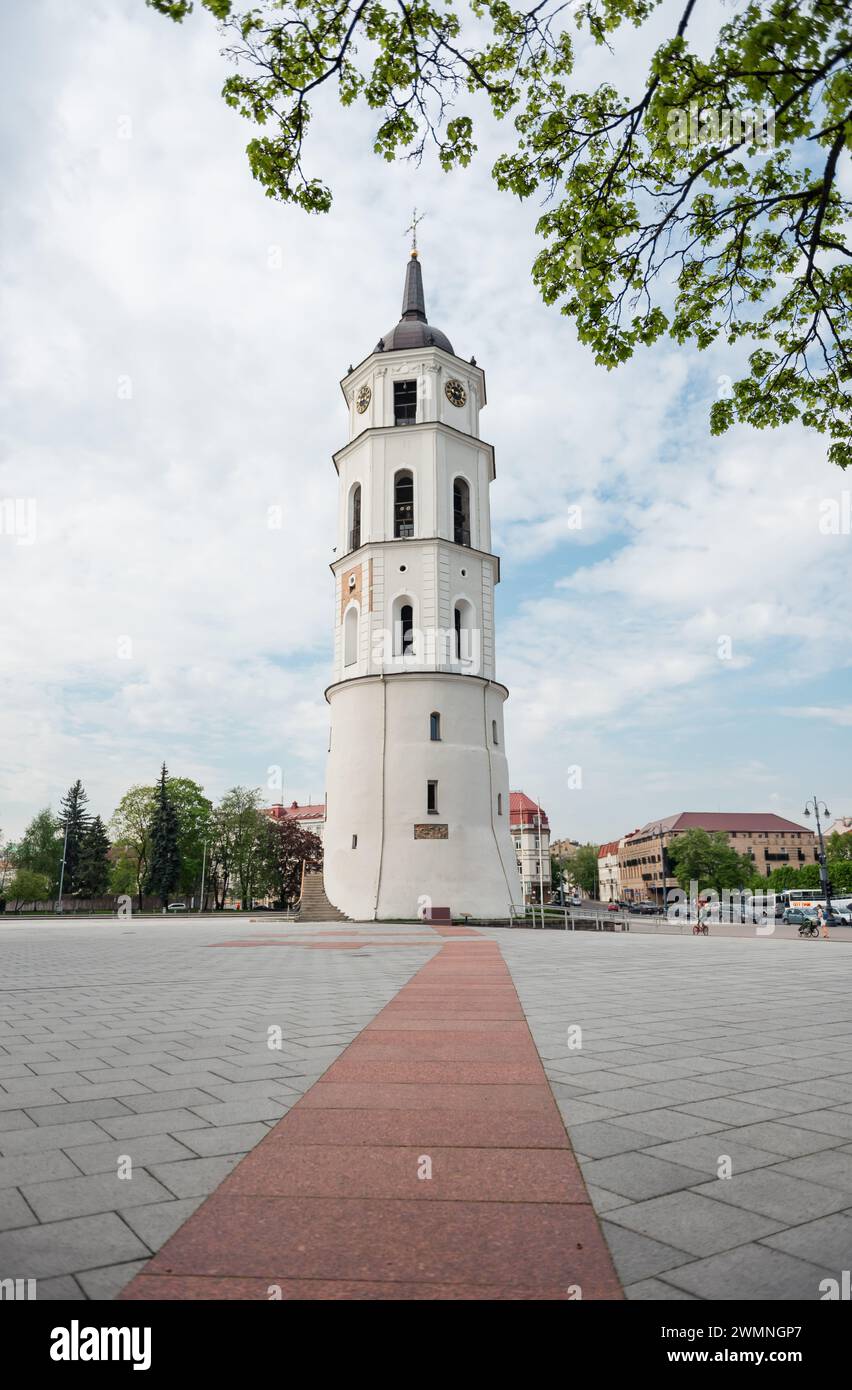 Glockenturm der Kathedrale von Vilnius. Weißer Turm auf einem großen leeren Platz. Stockfoto