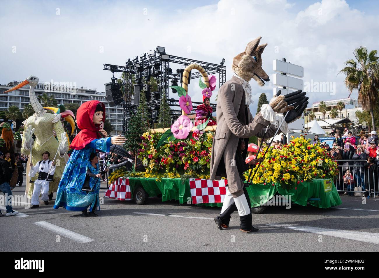 Riesige handgebaute Marionetten bei der Flower Battle am Karneval von Nizza am 24. Februar 2024 Stockfoto