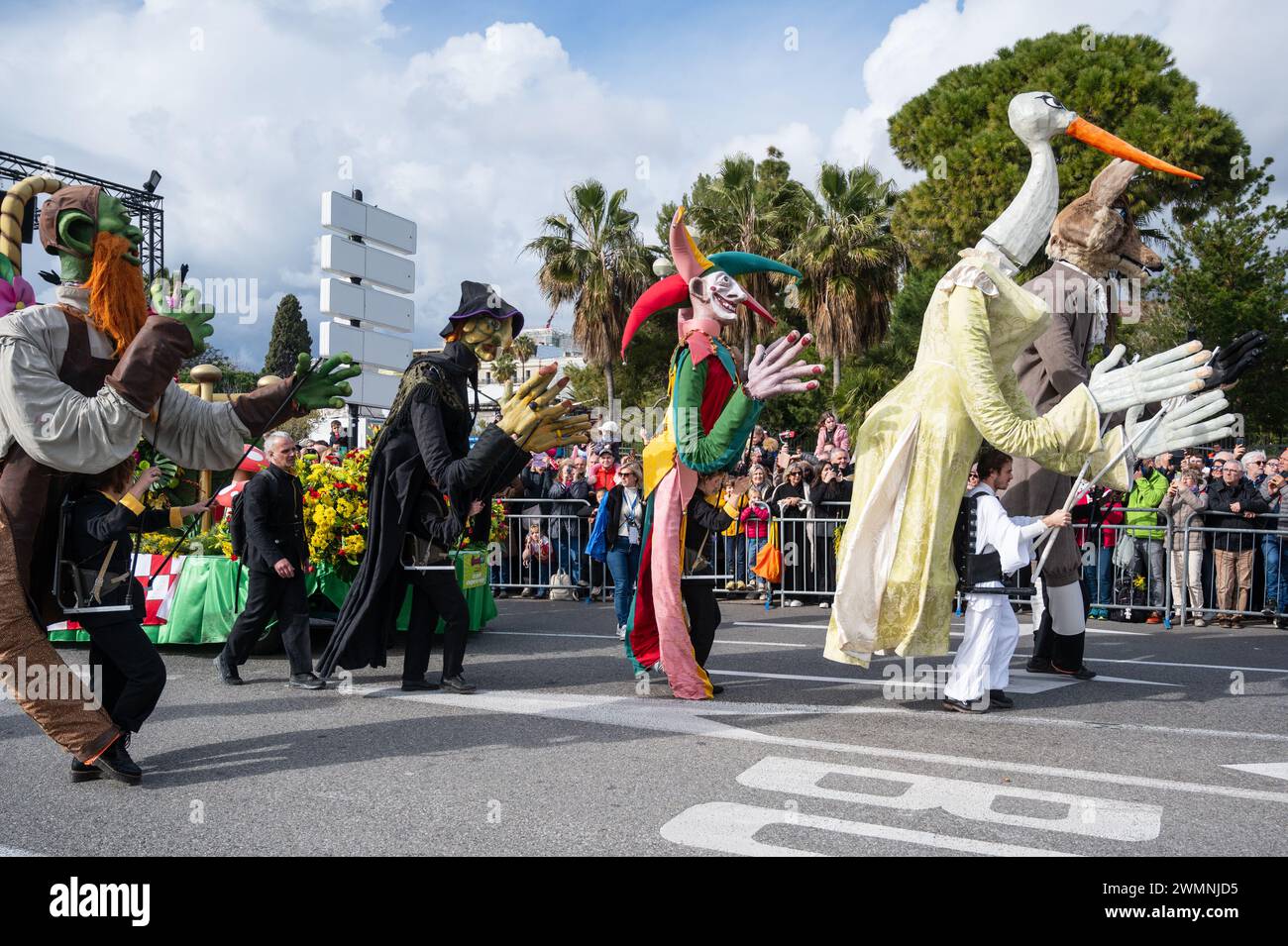 Riesige handgebaute Marionetten bei der Flower Battle am Karneval von Nizza am 24. Februar 2024 Stockfoto