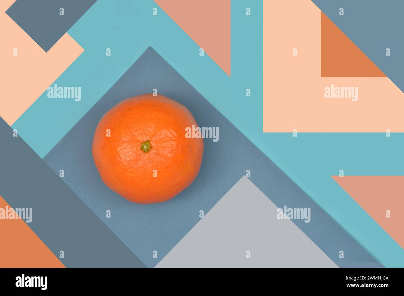 Abstraktion - Essen ist Kunst, gemischte Medien: mandarine auf Hintergrund voller Dreiecke, Blau, Orange, Pfirsichfarben. Stockfoto