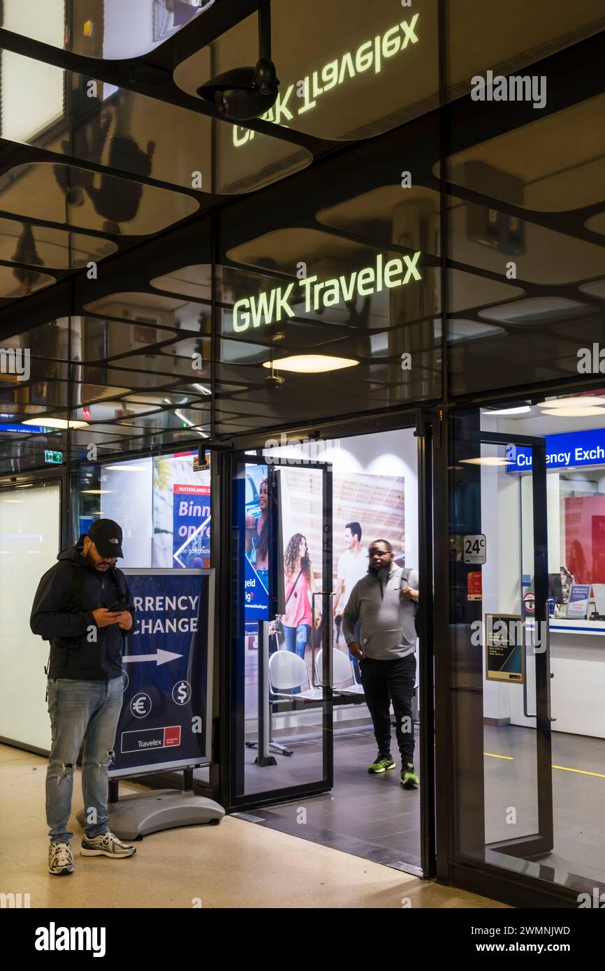 Die Räumlichkeiten von GWK Travelex Geldwechsel am Amsterdamer Hauptbahnhof. Stockfoto