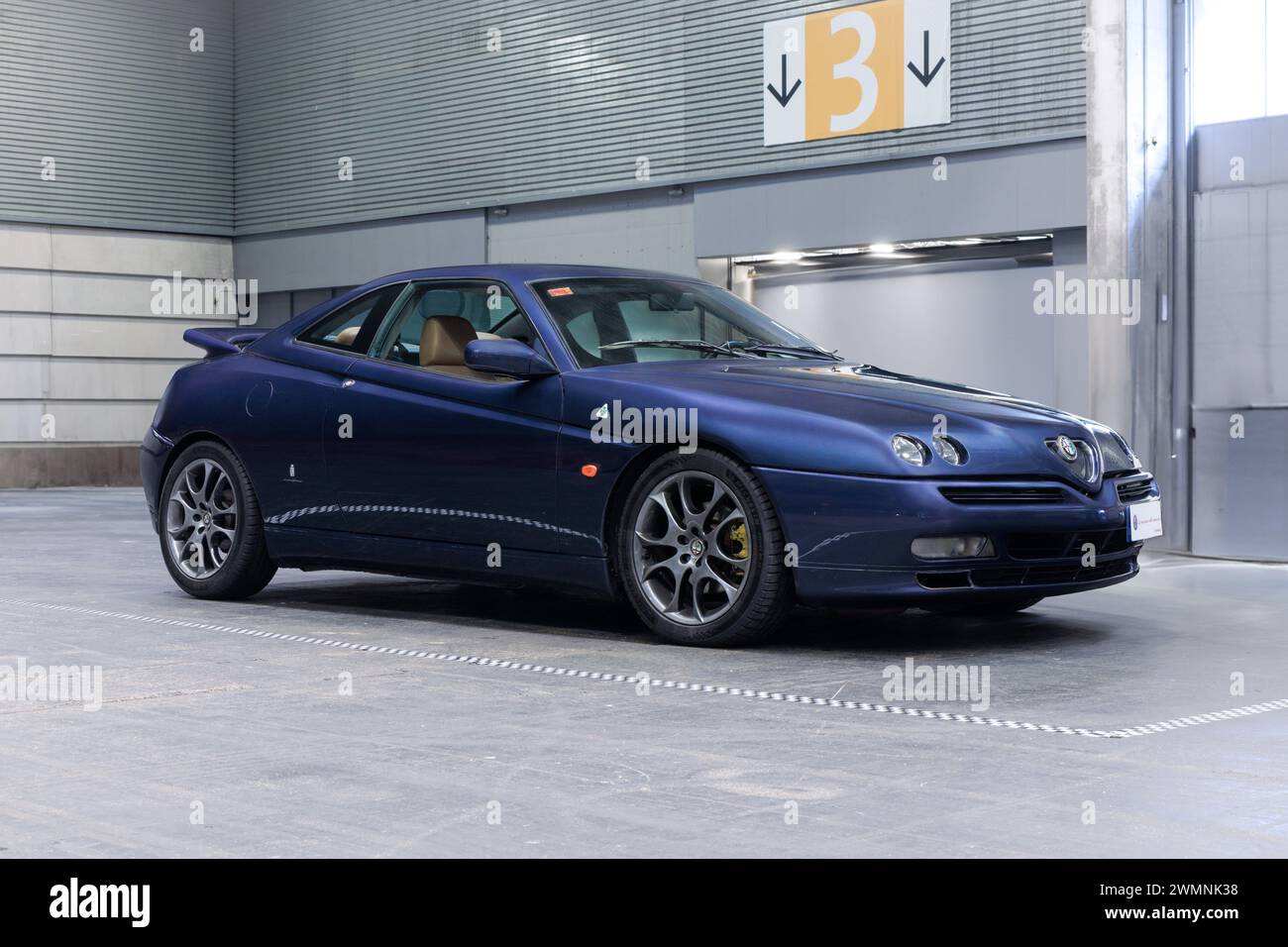 Bilbao, Spanien-11. November 2023: 1996 Alfa Romeo GTV (2,0 V6 TB) im Parkhaus Stockfoto
