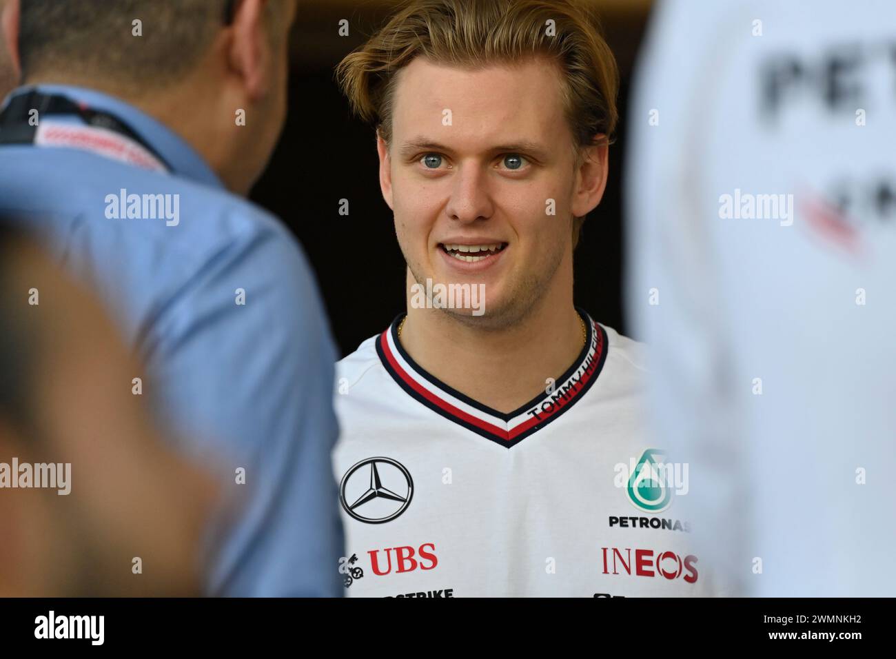 Sakhir, Bahrain. Februar 2024. BAHRAIN, Sakhir, 21. Februar: Mick SCHUMACHER, Mercedes-GP Reservefahrer beobachtet Aktivitäten am ersten Tag der F1-Tests auf dem Bahrain International Circuit am 21. Februar 2024 in Bahrain, Formel 1-Vorsaison-Tests, Bild & Copyright Jerry ANDRE/ATP Images (ANDRE Jerry/ATP/SPP) Credit: SPP Sport Pressefoto. /Alamy Live News Stockfoto