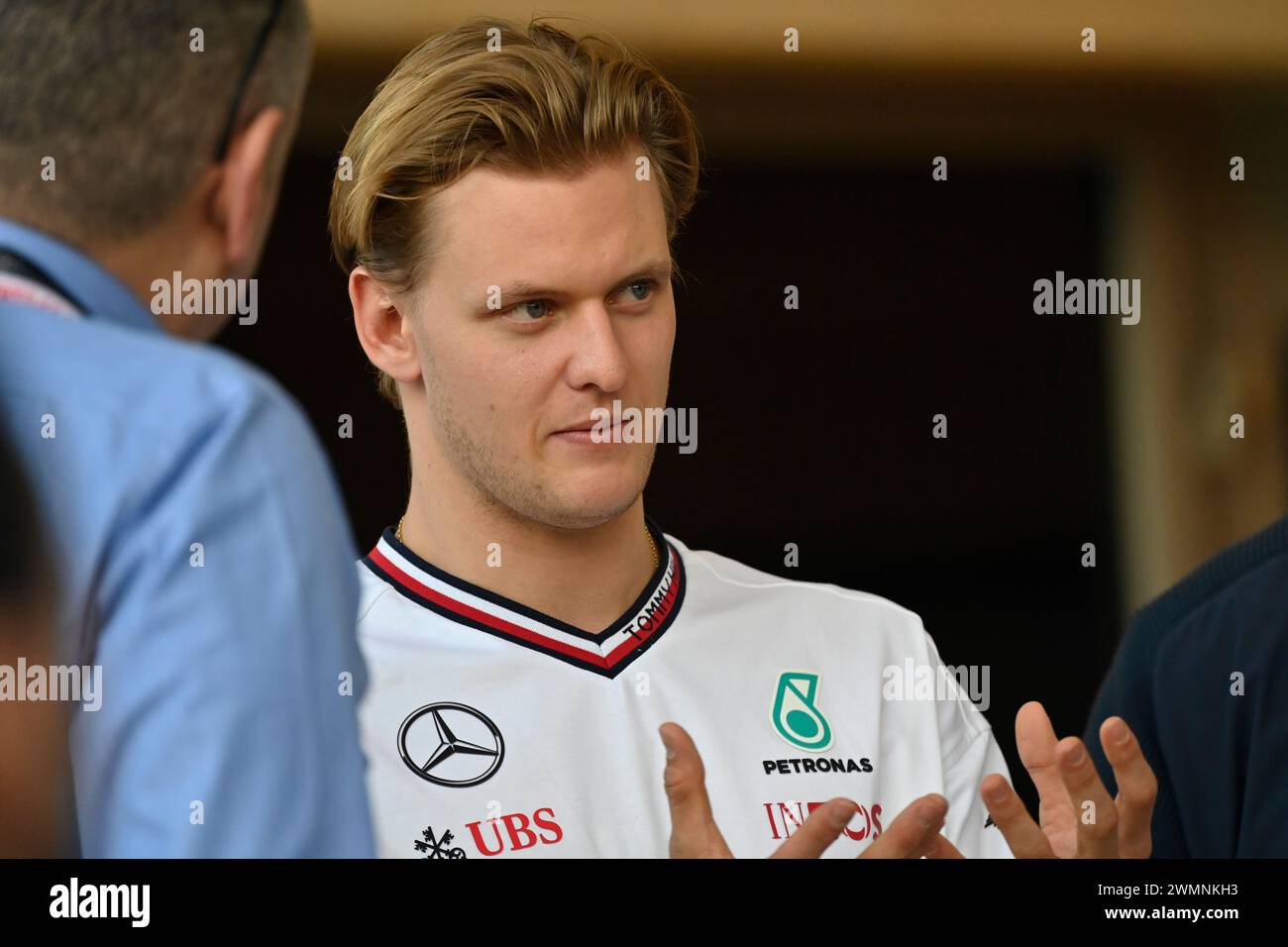 Sakhir, Bahrain. Februar 2024. BAHRAIN, Sakhir, 21. Februar: Mick SCHUMACHER, Mercedes-GP Reservefahrer beobachtet Aktivitäten am ersten Tag der F1-Tests auf dem Bahrain International Circuit am 21. Februar 2024 in Bahrain, Formel 1-Vorsaison-Tests, Bild & Copyright Jerry ANDRE/ATP Images (ANDRE Jerry/ATP/SPP) Credit: SPP Sport Pressefoto. /Alamy Live News Stockfoto