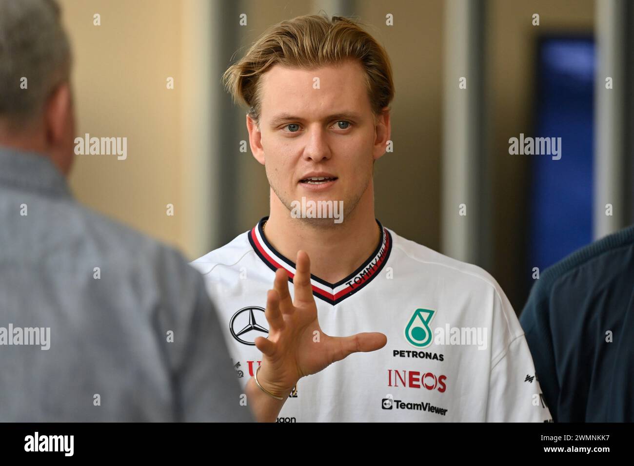 Sakhir, Bahrain. Februar 2024. BAHRAIN, Sakhir, 21. Februar: Mick SCHUMACHER, Mercedes-GP Reservefahrer beobachtet Aktivitäten am ersten Tag der F1-Tests auf dem Bahrain International Circuit am 21. Februar 2024 in Bahrain, Formel 1-Vorsaison-Tests, Bild & Copyright Jerry ANDRE/ATP Images (ANDRE Jerry/ATP/SPP) Credit: SPP Sport Pressefoto. /Alamy Live News Stockfoto