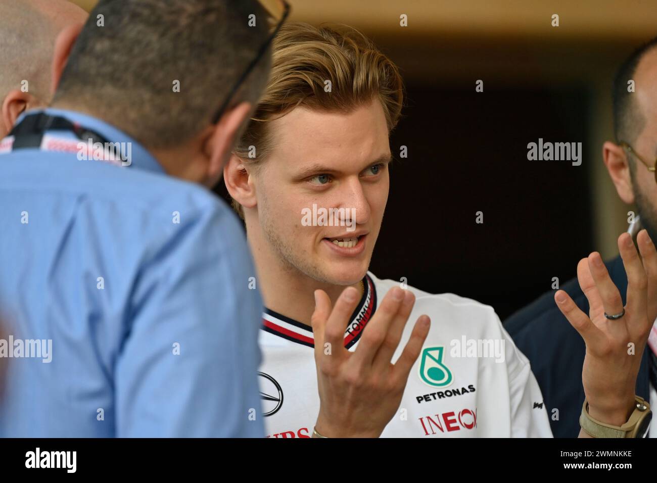 Sakhir, Bahrain. Februar 2024. BAHRAIN, Sakhir, 21. Februar: Mick SCHUMACHER, Mercedes-GP Reservefahrer beobachtet Aktivitäten am ersten Tag der F1-Tests auf dem Bahrain International Circuit am 21. Februar 2024 in Bahrain, Formel 1-Vorsaison-Tests, Bild & Copyright Jerry ANDRE/ATP Images (ANDRE Jerry/ATP/SPP) Credit: SPP Sport Pressefoto. /Alamy Live News Stockfoto