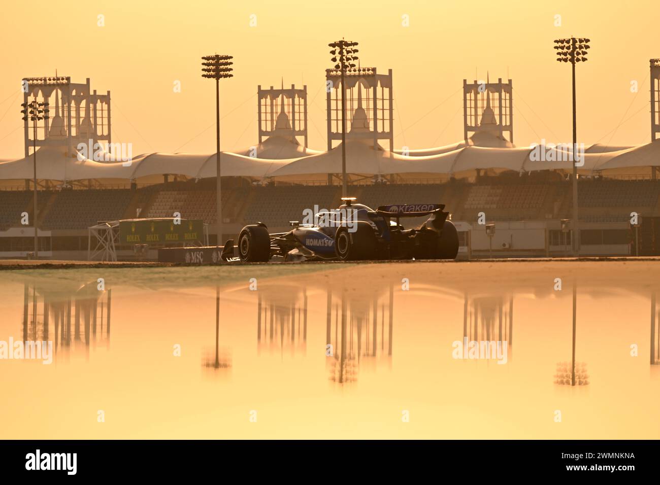 BAHRAIN, Sakhir, 23. Februar: Atmosphäre mit WILLIAMS F1-Wagen von Logan Sargeant bei Sonnenuntergang, die Renngebäude spiegeln sich im Wasser während des dritten Tages der F1-Tests auf dem Bahrain International Circuit am 23. Februar 2024 in Bahrain, Formel-1-Tests vor der Saison, Bild und Copyright Jerry ANDRE/ATP Images (ANDRE Jerry/ATP/SPP) Stockfoto