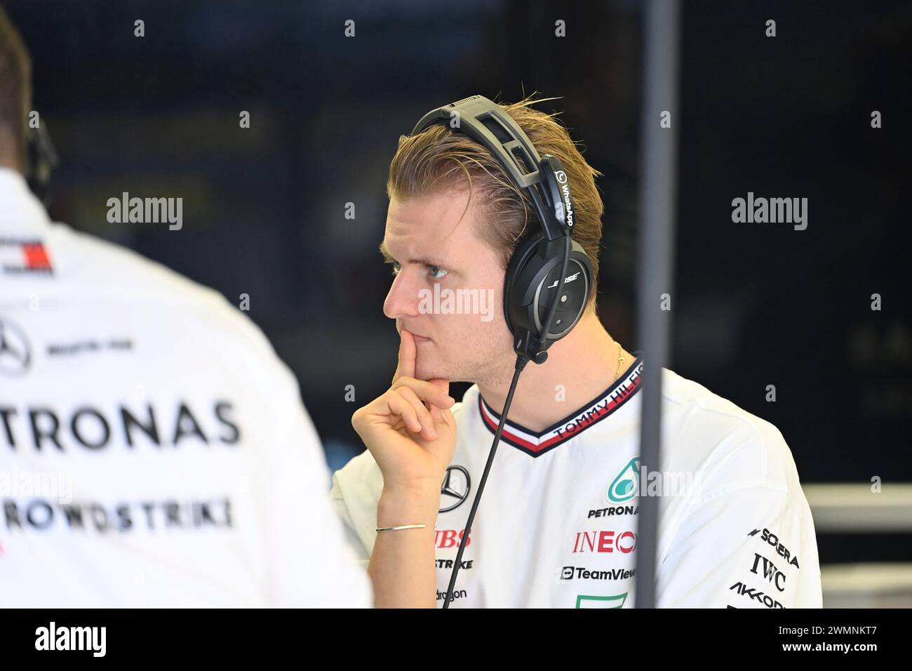 BAHRAIN, Sakhir, 22. Februar: Mick SCHUMACHER, Mercedes-GP Reservefahrer beobachtet Aktivitäten am zweiten Tag der F1-Tests auf dem Bahrain International Circuit am 22. Februar 2024 in Bahrain, Formel-1-Vorsaison-Tests, Bild & Copyright Jerry ANDRE / ATP Images (ANDRE Jerry / ATP / SPP) Stockfoto