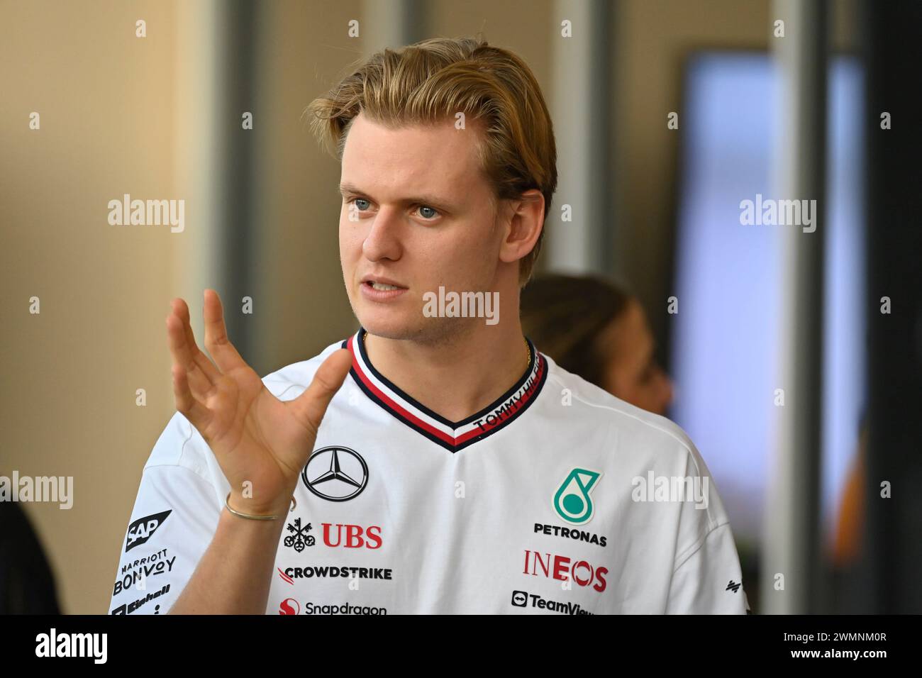 Sakhir, Bahrain. Februar 2024. BAHRAIN, Sakhir, 21. Februar: Mick SCHUMACHER, Mercedes-GP Reservefahrer beobachtet Aktivitäten am ersten Tag der F1-Tests auf dem Bahrain International Circuit am 21. Februar 2024 in Bahrain, Formel 1-Vorsaison-Tests, Bild & Copyright Jerry ANDRE/ATP Images (ANDRE Jerry/ATP/SPP) Credit: SPP Sport Pressefoto. /Alamy Live News Stockfoto