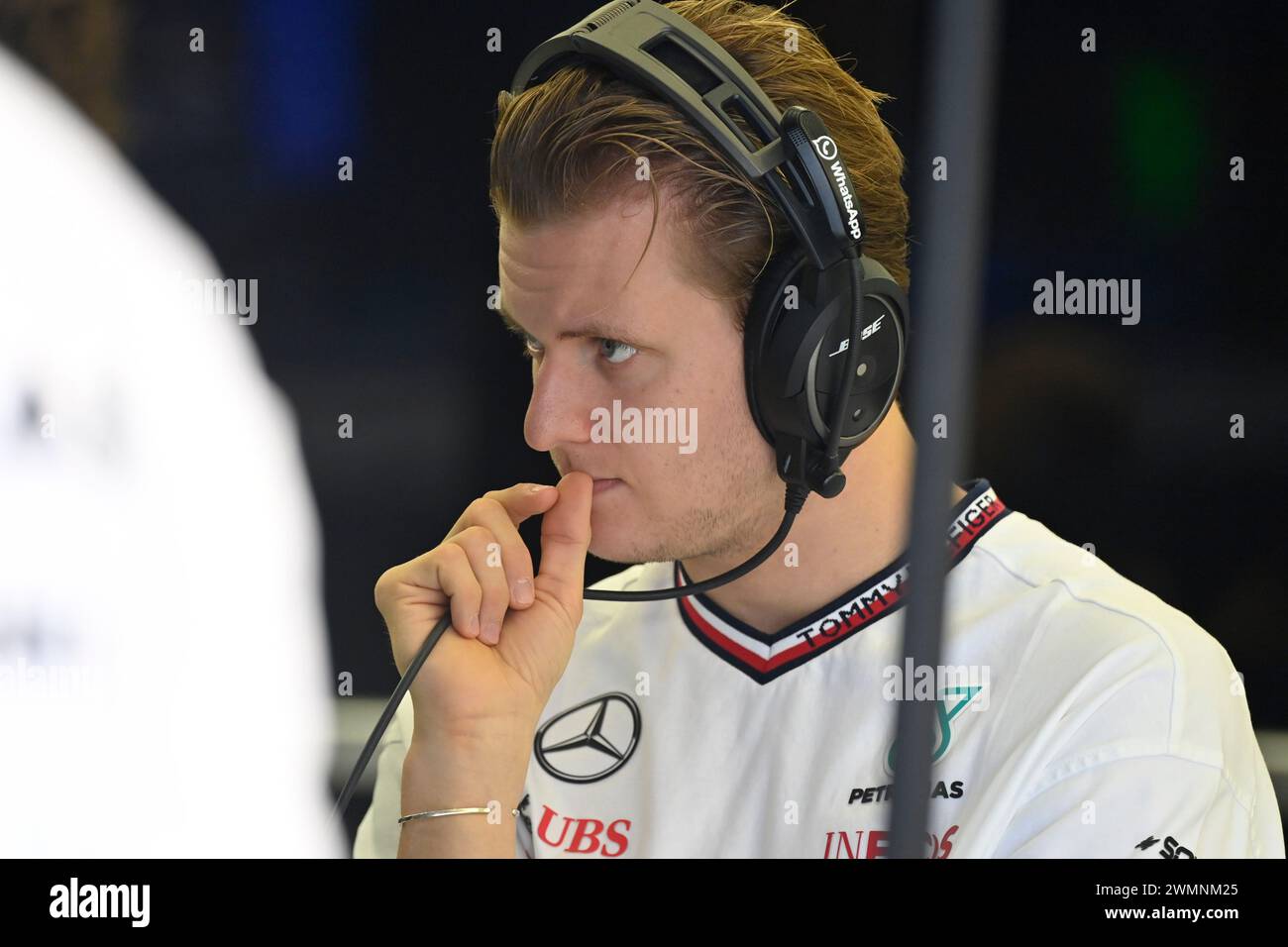 Sakhir, Bahrain. Februar 2024. BAHRAIN, Sakhir, 22. Februar: Mick SCHUMACHER, Mercedes-GP Reservefahrer beobachtet Aktivitäten am zweiten Tag der F1-Tests auf dem Bahrain International Circuit am 22. Februar 2024 in Bahrain, Formel-1-Vorsaison-Tests, Bild & Copyright Jerry ANDRE/ATP Images (ANDRE Jerry/ATP/SPP) Credit: SPP Sport Pressefoto. /Alamy Live News Stockfoto