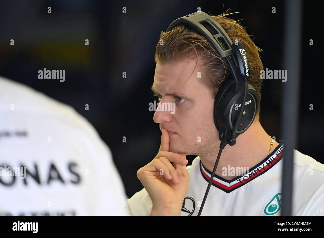 Sakhir, Bahrain. Februar 2024. BAHRAIN, Sakhir, 22. Februar: Mick SCHUMACHER, Mercedes-GP Reservefahrer beobachtet Aktivitäten am zweiten Tag der F1-Tests auf dem Bahrain International Circuit am 22. Februar 2024 in Bahrain, Formel-1-Vorsaison-Tests, Bild & Copyright Jerry ANDRE/ATP Images (ANDRE Jerry/ATP/SPP) Credit: SPP Sport Pressefoto. /Alamy Live News Stockfoto
