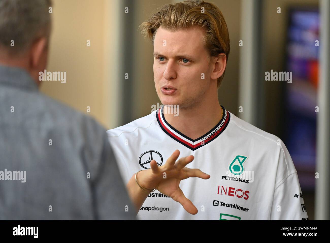 Sakhir, Bahrain. Februar 2024. BAHRAIN, Sakhir, 21. Februar: Mick SCHUMACHER, Mercedes-GP Reservefahrer beobachtet Aktivitäten am ersten Tag der F1-Tests auf dem Bahrain International Circuit am 21. Februar 2024 in Bahrain, Formel 1-Vorsaison-Tests, Bild & Copyright Jerry ANDRE/ATP Images (ANDRE Jerry/ATP/SPP) Credit: SPP Sport Pressefoto. /Alamy Live News Stockfoto