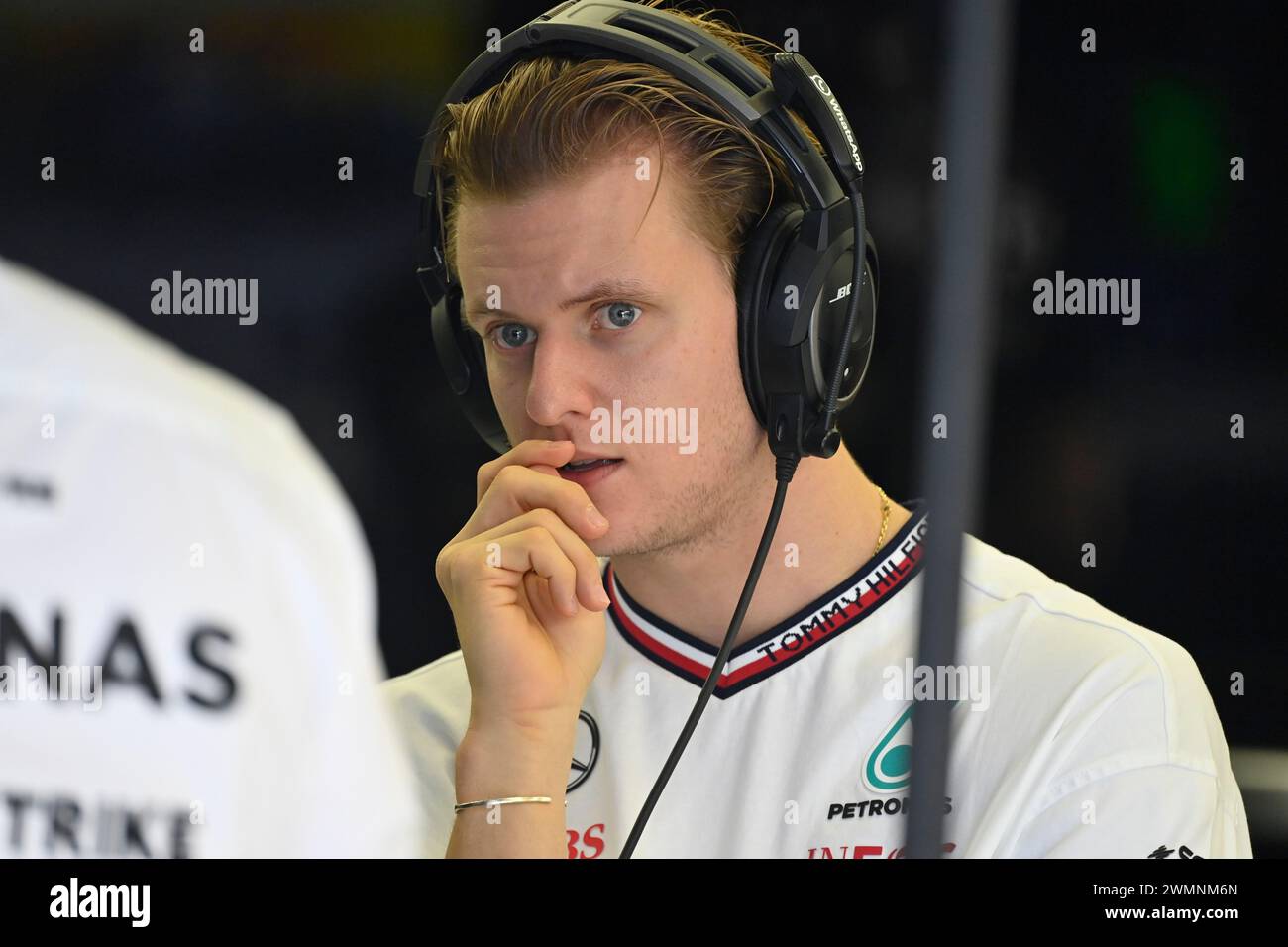 Sakhir, Bahrain. Februar 2024. BAHRAIN, Sakhir, 22. Februar: Mick SCHUMACHER, Mercedes-GP Reservefahrer beobachtet Aktivitäten am zweiten Tag der F1-Tests auf dem Bahrain International Circuit am 22. Februar 2024 in Bahrain, Formel-1-Vorsaison-Tests, Bild & Copyright Jerry ANDRE/ATP Images (ANDRE Jerry/ATP/SPP) Credit: SPP Sport Pressefoto. /Alamy Live News Stockfoto