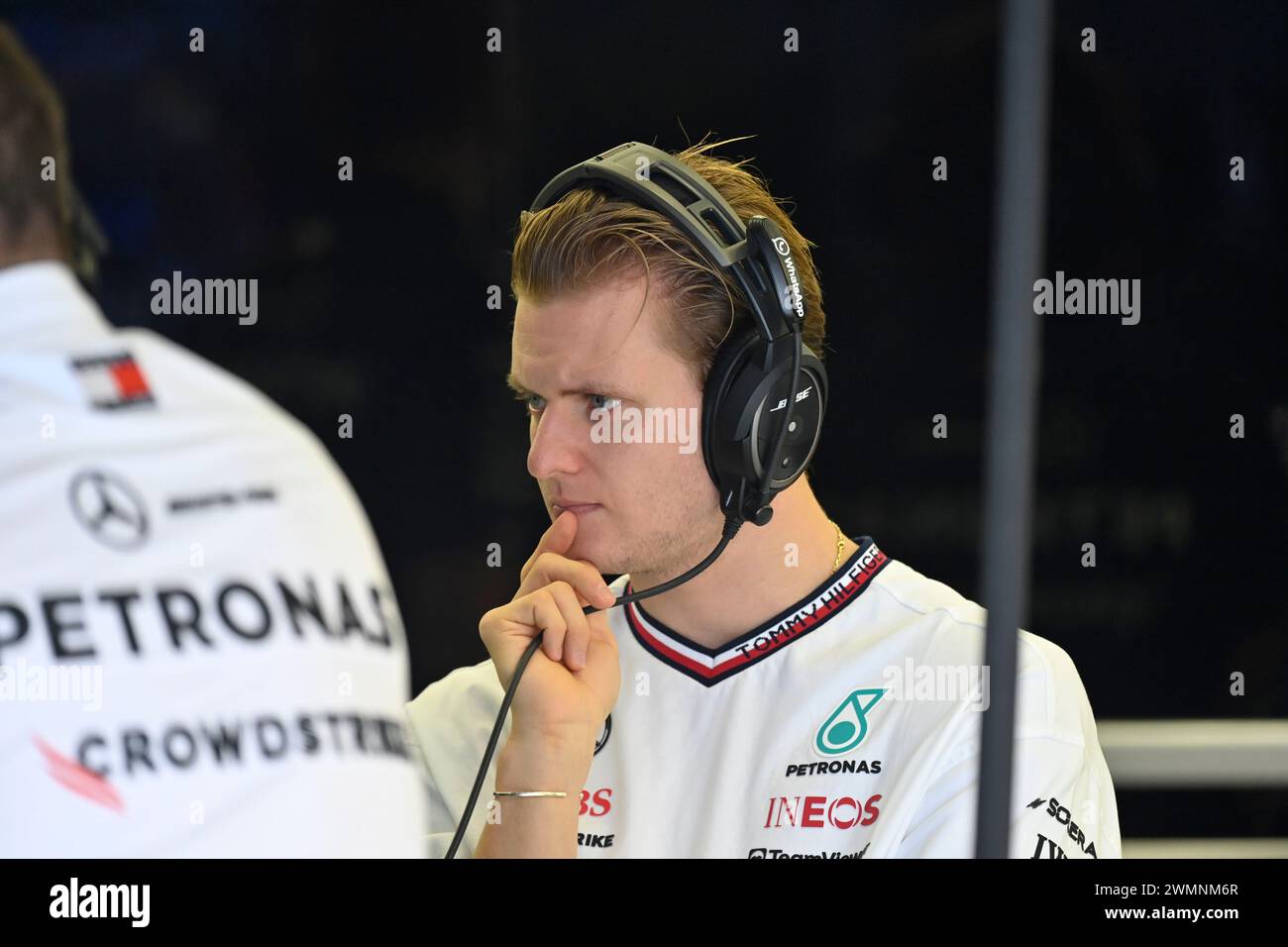 Sakhir, Bahrain. Februar 2024. BAHRAIN, Sakhir, 22. Februar: Mick SCHUMACHER, Mercedes-GP Reservefahrer beobachtet Aktivitäten am zweiten Tag der F1-Tests auf dem Bahrain International Circuit am 22. Februar 2024 in Bahrain, Formel-1-Vorsaison-Tests, Bild & Copyright Jerry ANDRE/ATP Images (ANDRE Jerry/ATP/SPP) Credit: SPP Sport Pressefoto. /Alamy Live News Stockfoto