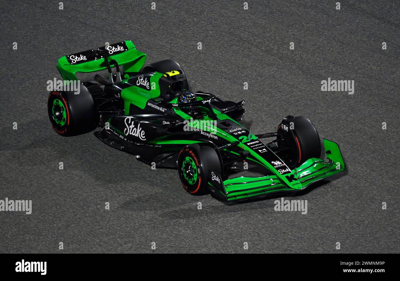 Sakhir, Bahrain. Februar 2024. BAHRAIN, Sakhir, 23. Februar: #24, Guanyu ZHOU, CHN, Stake SAUBER F1 Team während des dritten Tages der F1-Tests auf dem Bahrain International Circuit am 23. Februar 2024 in Bahrain, Formel-1-Vorsaison-Tests, Bild & Copyright Jerry ANDRE/ATP Images (ANDRE Jerry/ATP/SPP) Credit: SPP Sport Press Photo. /Alamy Live News Stockfoto