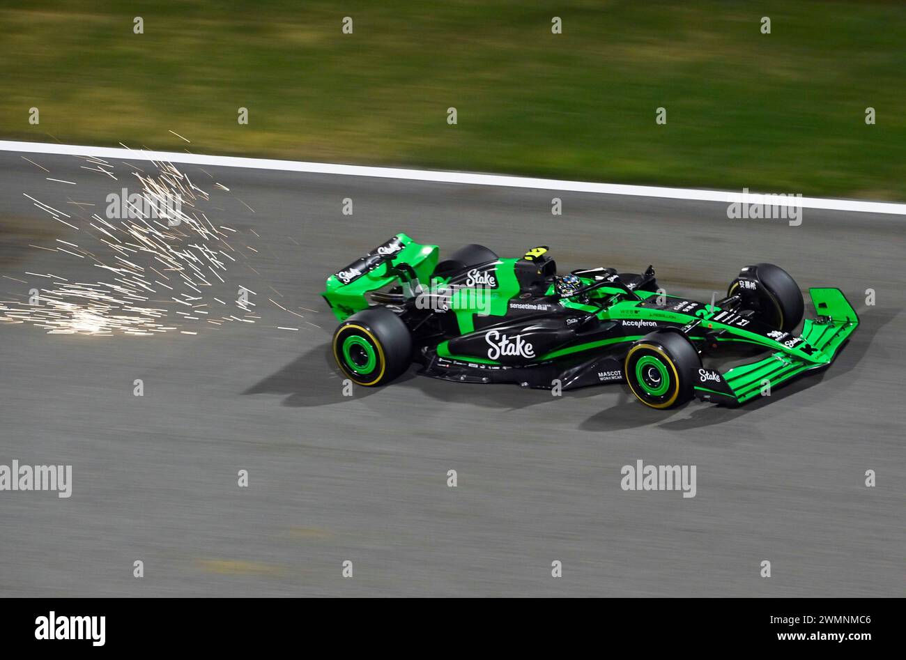 Sakhir, Bahrain. Februar 2024. BAHRAIN, Sakhir, 23. Februar: #24, Guanyu ZHOU, CHN, Stake SAUBER F1 Team während des dritten Tages der F1-Tests auf dem Bahrain International Circuit am 23. Februar 2024 in Bahrain, Formel-1-Vorsaison-Tests, Bild & Copyright Jerry ANDRE/ATP Images (ANDRE Jerry/ATP/SPP) Credit: SPP Sport Press Photo. /Alamy Live News Stockfoto